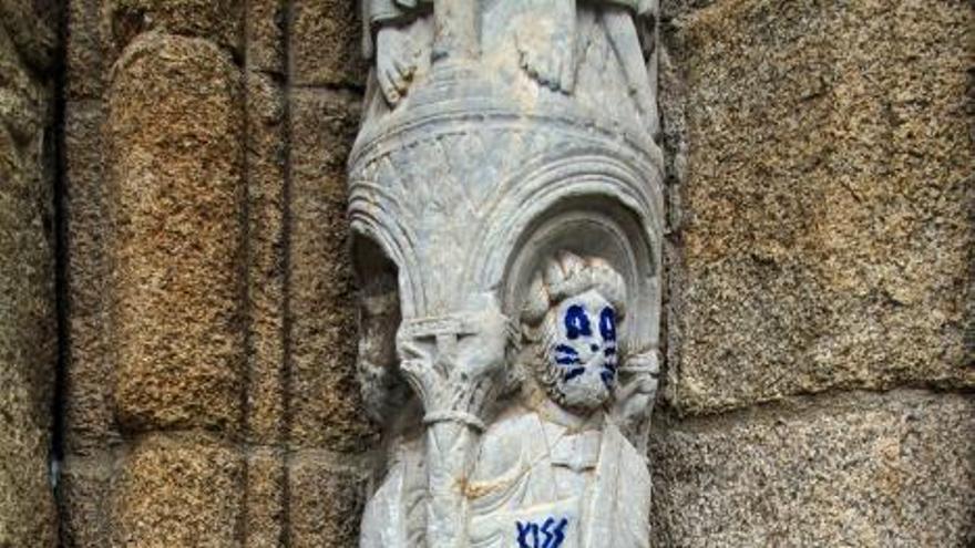 La pintada de la Catedral de Santiago, imán para curiosos