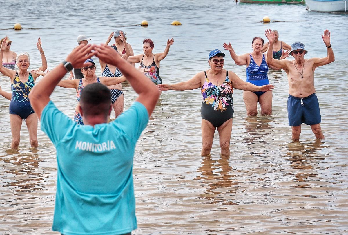 Los mayores van a la playa de Las Teresitas con Santa Cruz Vital
