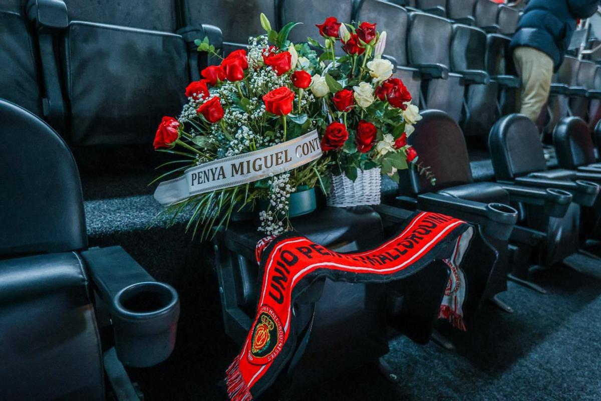 Las flores y la bufanda que con las que el Mallorca, la Unió de Penyes y los Alfonsinos han reconocido a Miquel Contestí.
