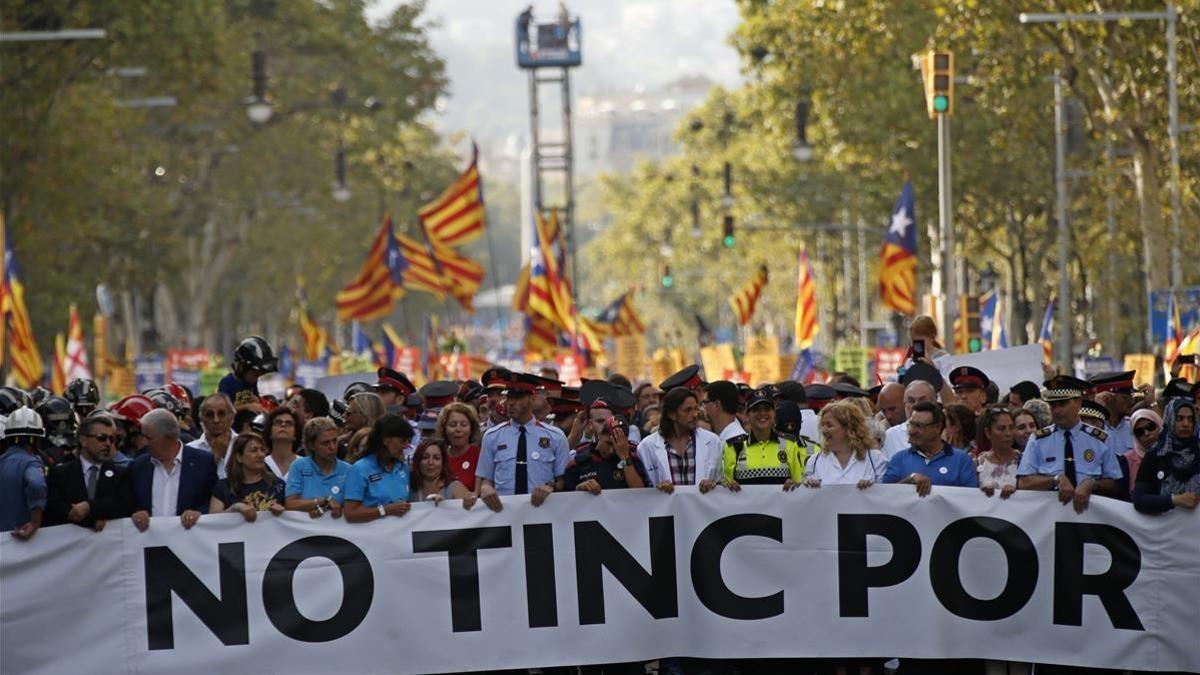 Cabecera de la marcha con 75 personas representantes de los servicios de emergencia y la sociedad civil.