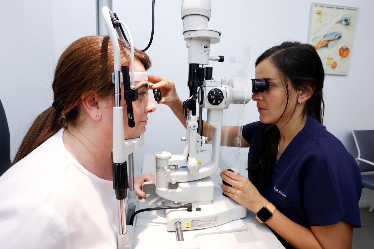 Se recomienda acudir a una revisión oftalmológica anual a partir de los 50 años
