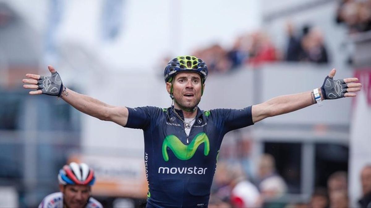 Alejandro Valverde levanta los brazos tras ganar el esprint que le corona por tercera vez como ganador en Lieja.