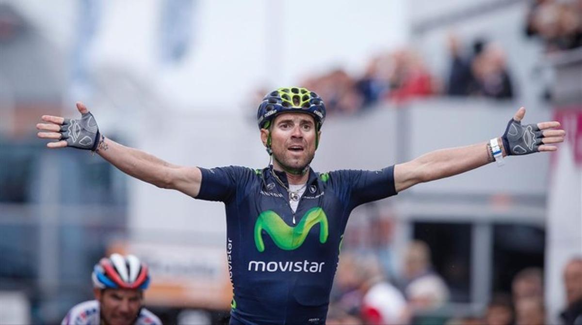 Alejandro Valverde aixeca els braços després de guanyar l’esprint que el corona per tercera vegada com a guanyador a Lieja.