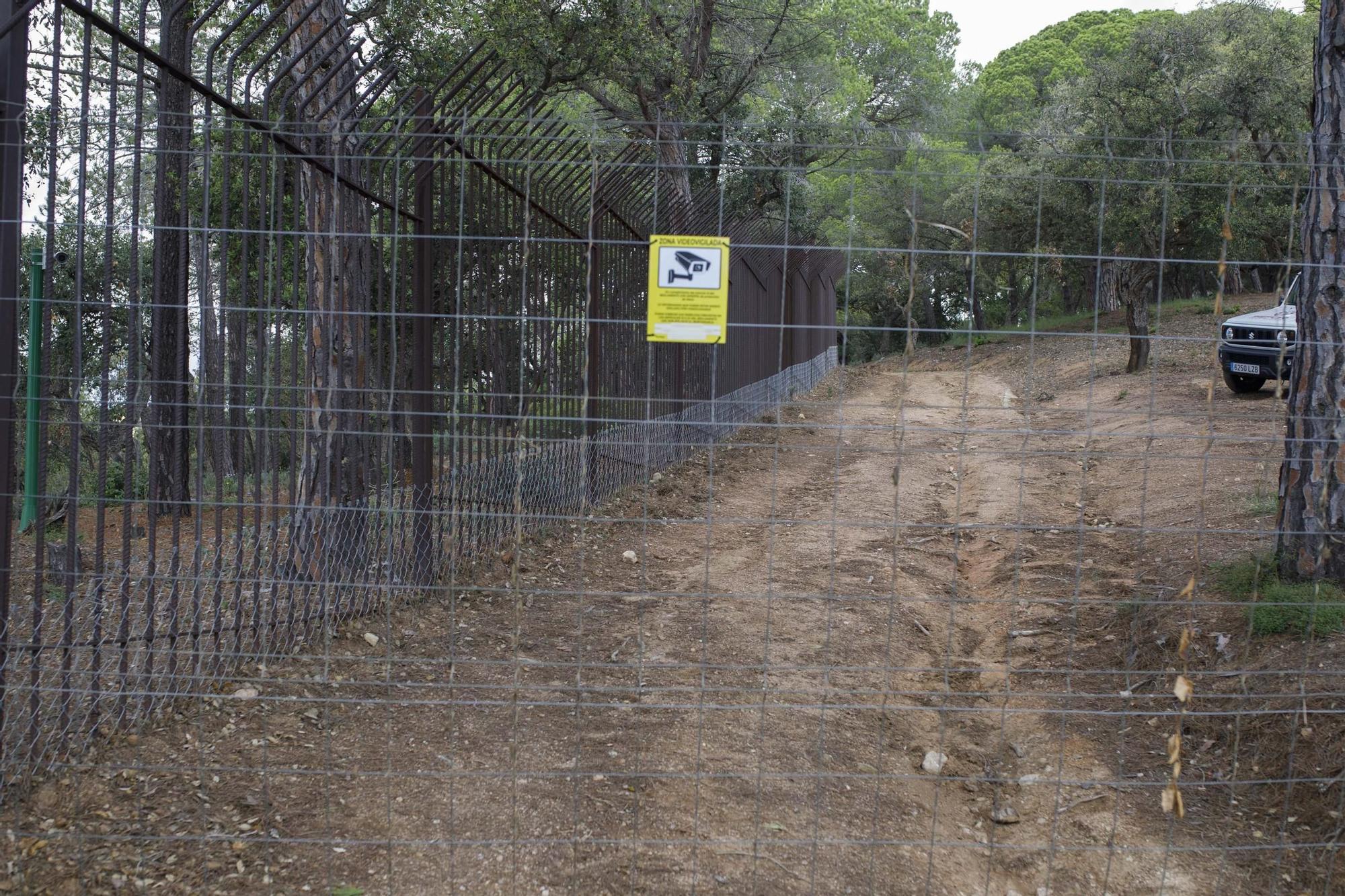 Els activistes han demanat la reobertura del camí de ronda al seu pas per Can Juncadella