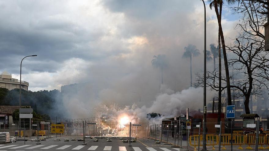 La mascletà se dispara en la explanada de la Renfe