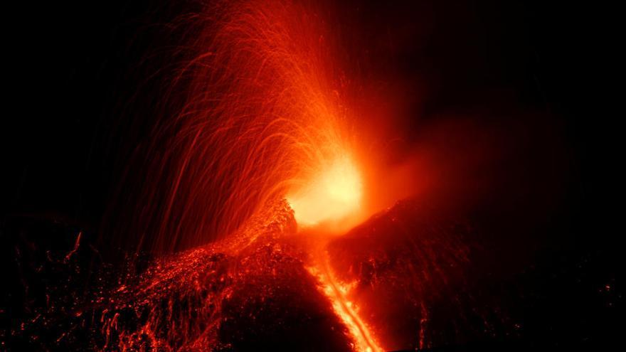 L&#039;Etna entra en erupció