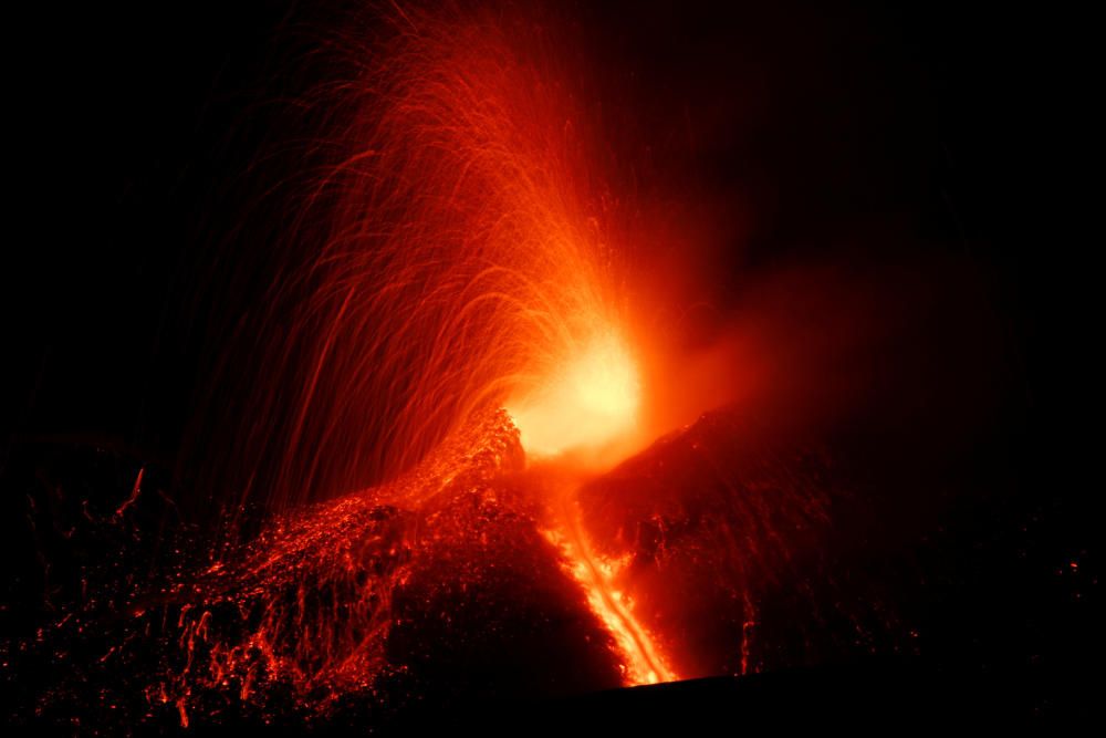 L''Etna entra en erupció.