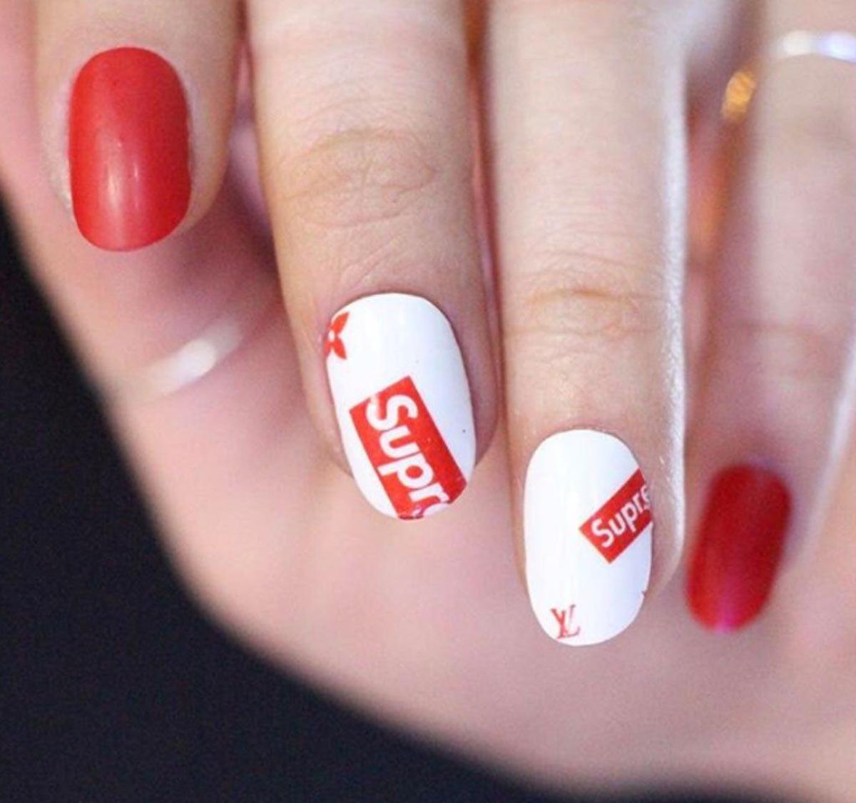 Uñas con logo de Supreme