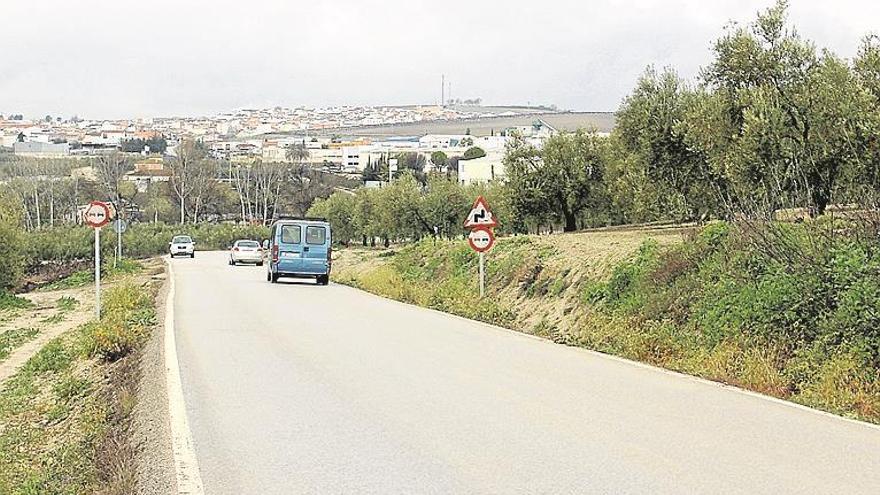 Los vecinos piden un pasillo peatonal para la carretera de Las Navas a Moriles