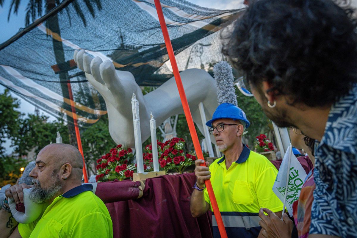 Marc Salicrú desata un espectáculo caótico con más de 300 personas en el Arc de Triomf