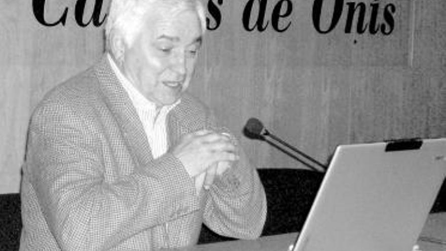Javier Fernández Conde, durante su intervención en Cangas de Onís.