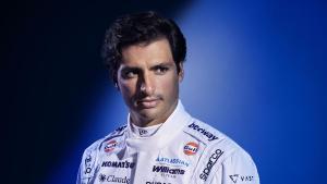 WANTAGE (REINO UNIDO), 03/02/2026.- El piloto español Carlos Sainz posa durante el lanzamiento del equipo Atlassian Williams F1 este martes, en Wantage (R.Unido). El equipo Williams de Fórmula 1 presentó este martes el diseño de la carrocería del FW48 al equipo en la sede central de Grove (Reino Unido), dotado de un aspecto fresco y dinámico para la nueva era, en palabras del español Carlos Sainz, piloto de la escudería. La escudería británica llevó a cabo la presentación del exterior de su nuevo monoplaza, que también contó con el director del equipo Williams, James Vowles, y con el conductor tailandés y compañero de Sainz, Alex Albon, tal y como informó el equipo en nota de prensa. EFE/ Atlassian Williams F1 Team SOLO USO EDITORIAL SOLO DISPONIBLE PARA ILUSTRAR LA NOTICIA QUE ACOMPAÑA (CRÉDITO OBLIGATORIO)