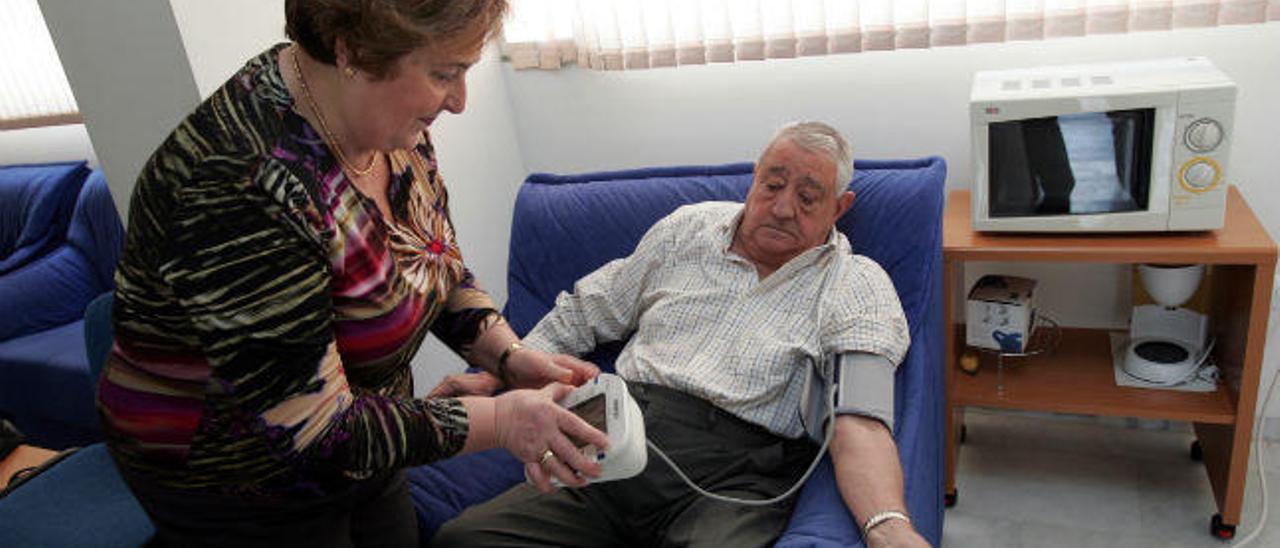 Un matrimonio del centro de salud El Raval de Elche con algunos de los dispositivos con los que controlan sus dolencias.