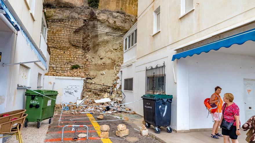 Los vecinos del talud que se vino abajo sobre un edificio de Poniente de Benidorm miran al cielo