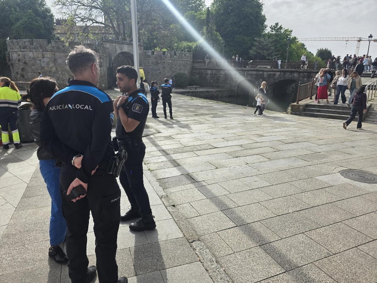 Agentes de la Policía Local de Vilagarcía, en un operativo.