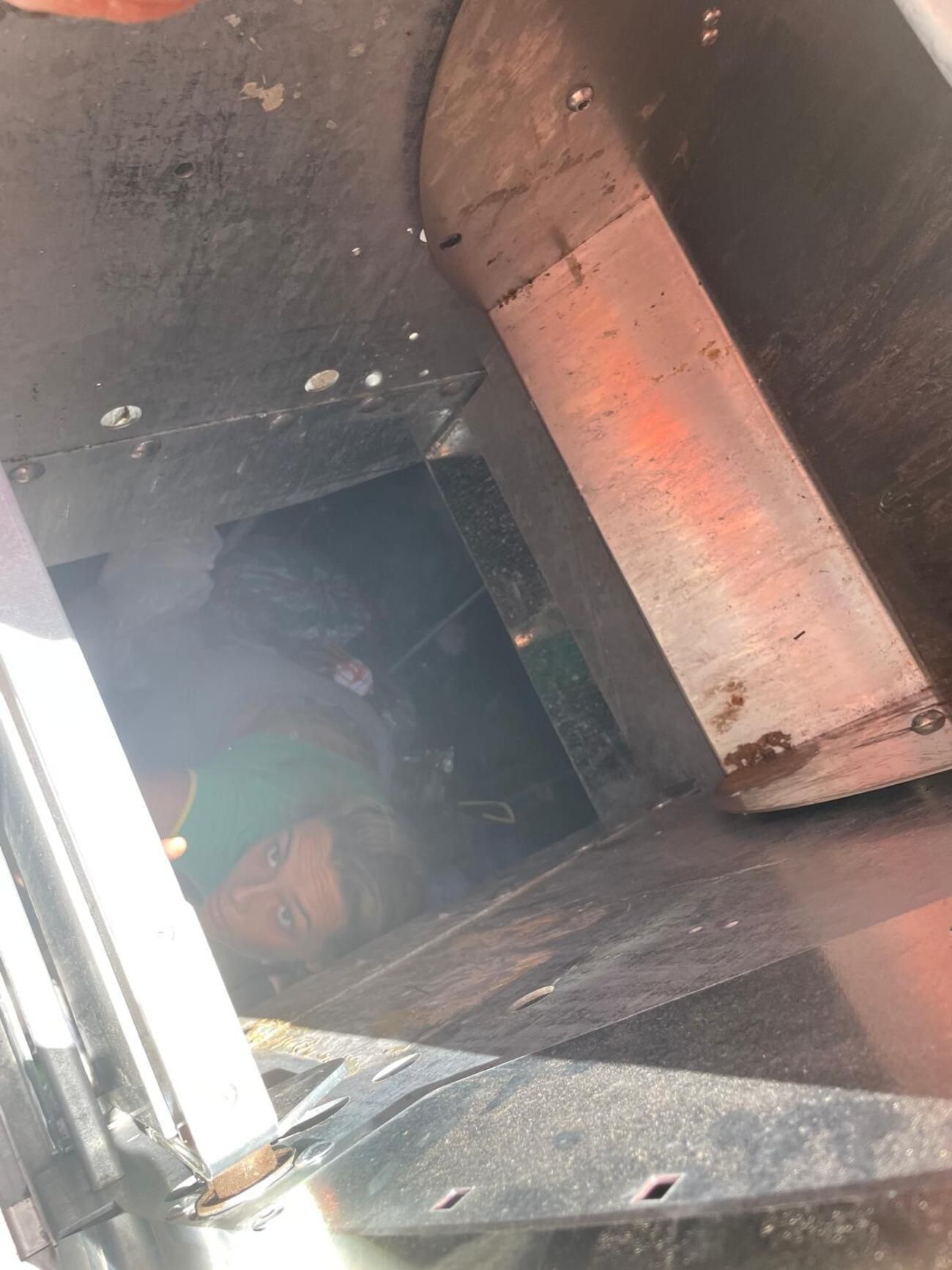 Rescatan al perro 'Patuco' del fondo de un contenedor de basura soterrado en Vecindario