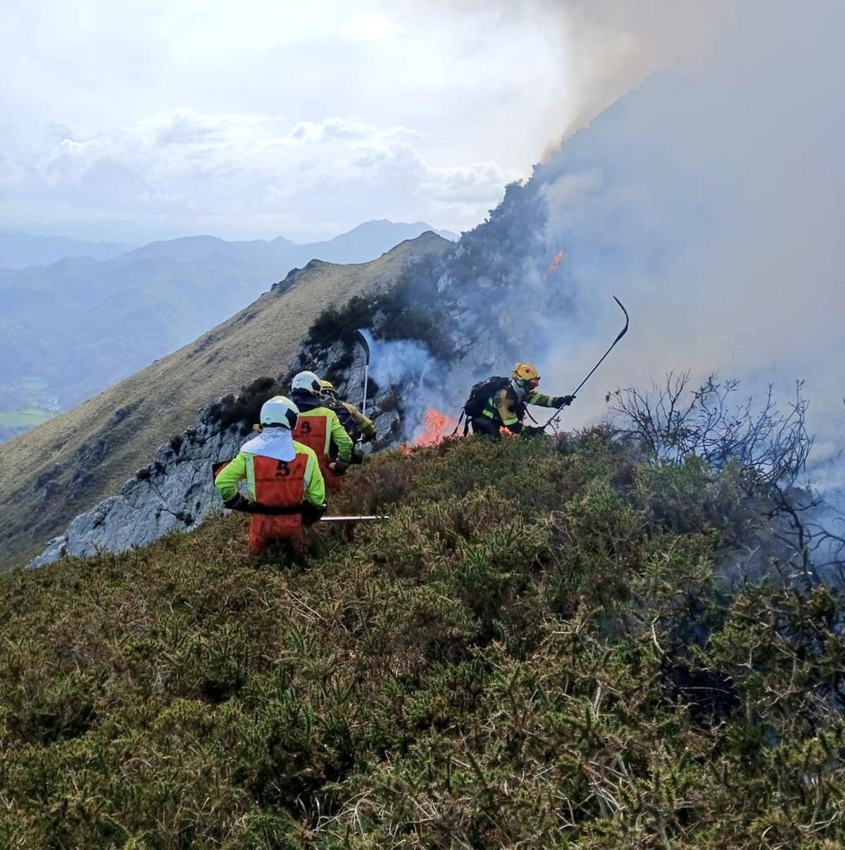 Los equipos de extinción en el fuego de Antoñana, en Belmonte de Miranda.