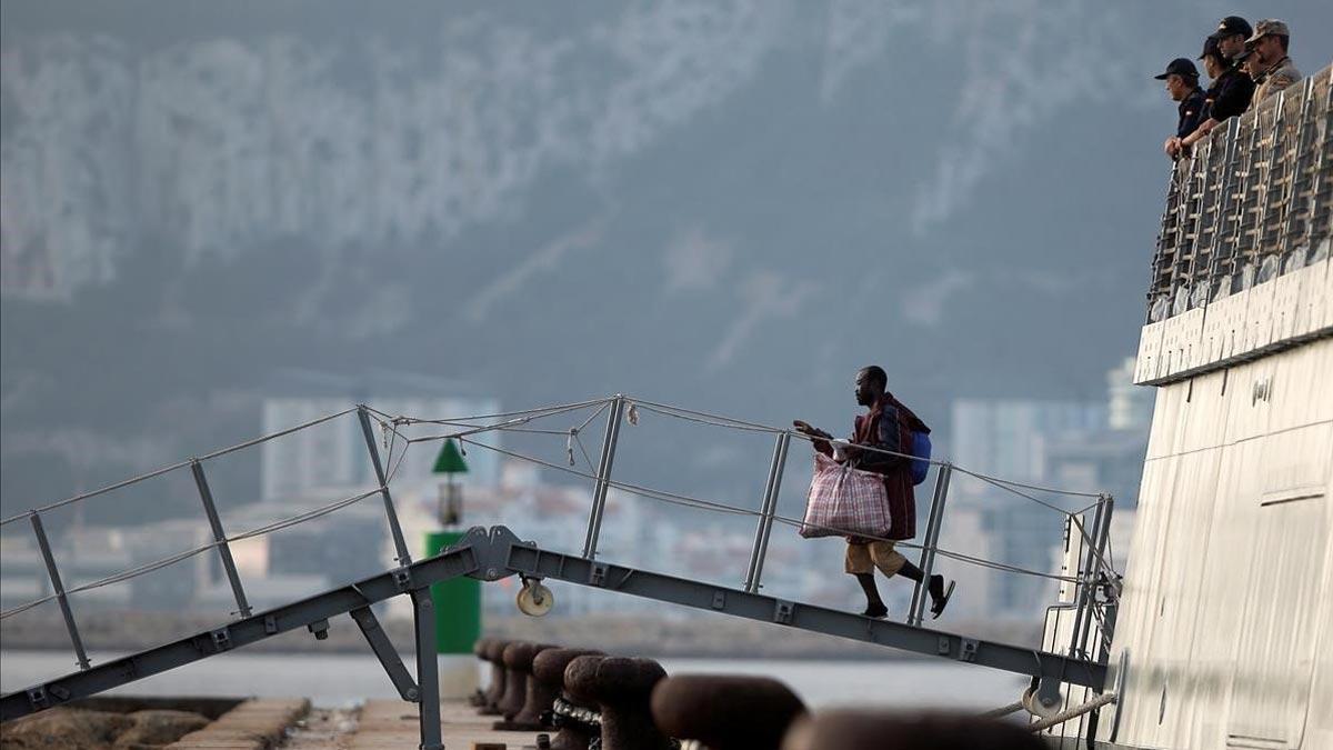 el audaz llega al puerto de san roque con 15 migrantes del open arms