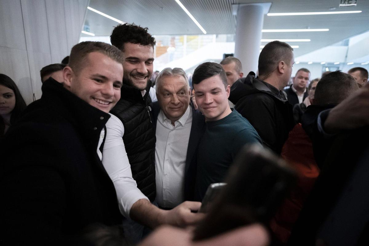 Viktor Orbán, actual presidente de Hungría, se toma un selfi con sus seguidores