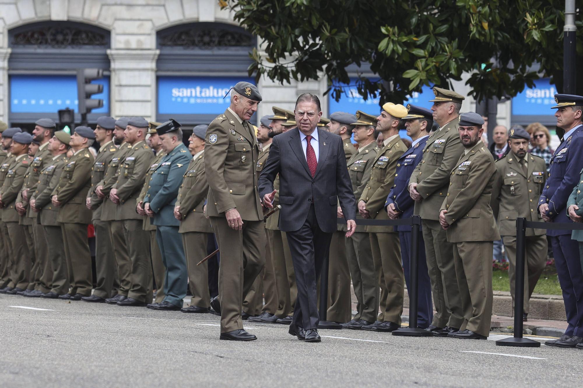 El izado de la bandera y la exposición del Bombé abren los actos del Día de las Fuerzas Armadas en Oviedo.