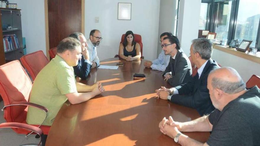 Reunión entre representantes de Fandicosta y del Concello celebrada ayer. // Gonzalo Núñez
