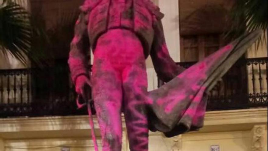 La estatua de Ponce, en Chiva, pintada de rosa el pasado 7 de enero.