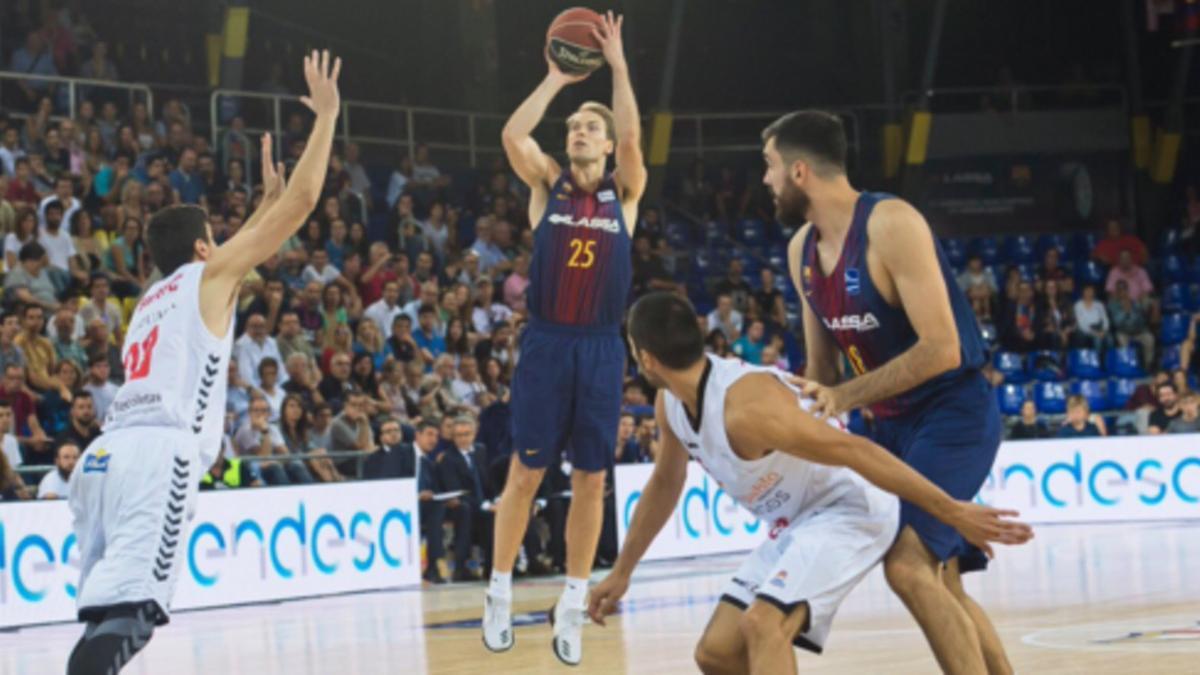 Koponen lanza a canasta en el partido frente al Burgos