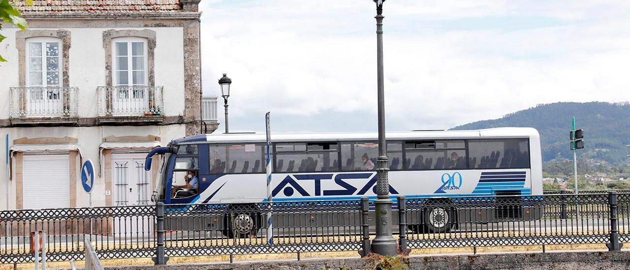 Un autobús urbano atraviesa el puente que conecta los concellos de Baiona y Nigrán.