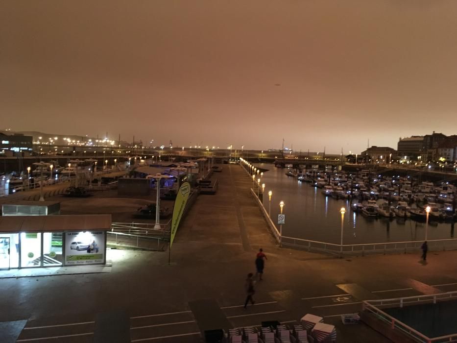 Oscuridad en Gijón por la nube de humo