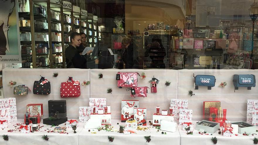 Escaparate de la tienda de Santa Clara y nuevo establecimiento de Droguerías Vaquero que mañana abre al público en la calle del Riego. |