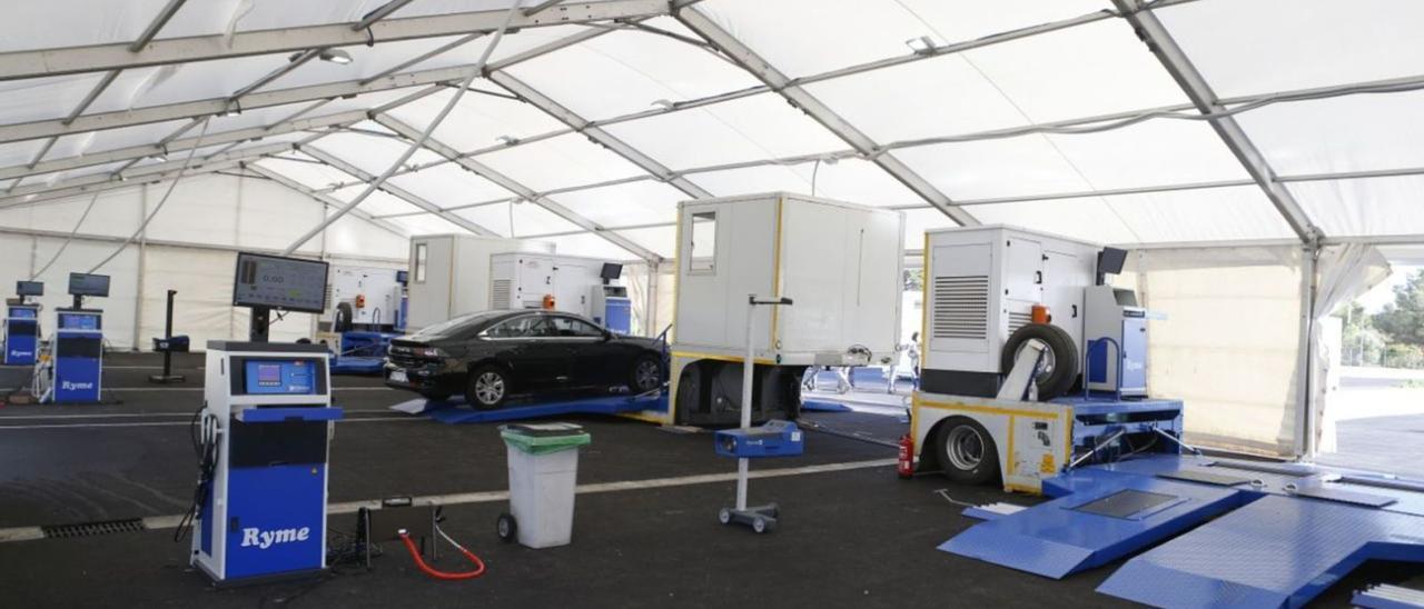 Una vista del interior de la estación provisional de la Inspección Técnica de Vehículos en Magaluf.