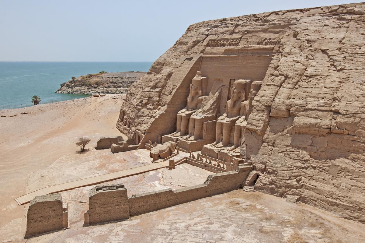 Vista de la entrada principal de Abu Simbel con las cuatro estatuas custodiando la puerta