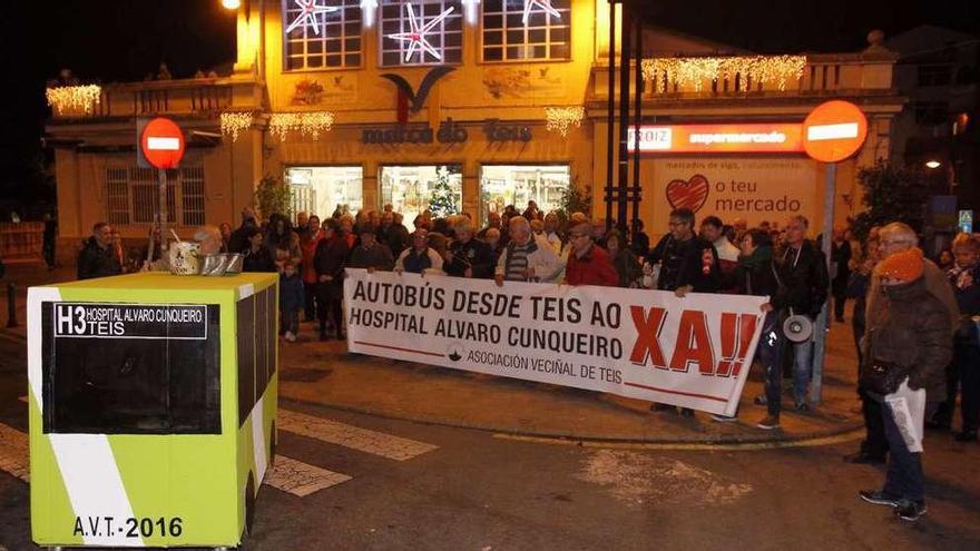 Los vecinos de Teis, a la calle por un autobús al Cunqueiro  |  La Asociación Veciñal de Teis volvió a salir a la calle para pedir al Concello un autobús que conecte la parroquia olívica con el Hospital Álvaro Cunqueiro. En la actualidad, los vecinos deben desplazarse hasta García Barbón o Travesía de Vigo para poder acudir al complejo hospitalario en transporte urbano. La plataforma acudió a la manifestación con un autobús de cartón que simbolizaba el que demandan desde hace meses y por el que ya han presentado más de 3.600 firmas al gobierno local para que lo implante de inmediato.