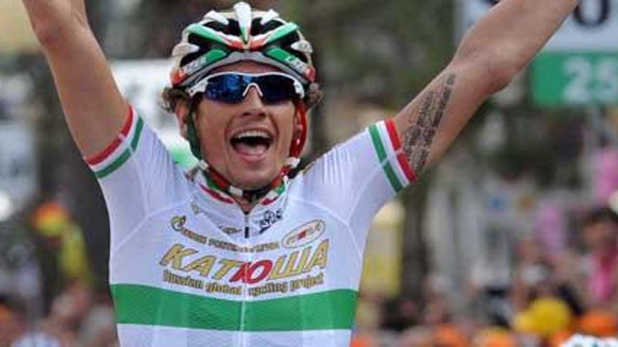 Filippo Pozzato, del Katusha, celebra su victoria en la duodécima etapa del Giro de Italia