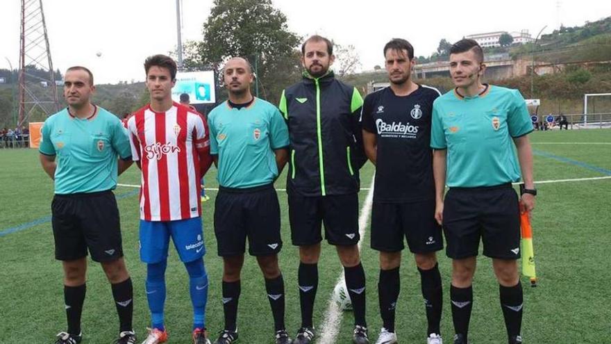 El equipo arbitral de la final de Copa, con el capitán del Avilés, Pantiga, y el del Sporting, Jaime Santos.