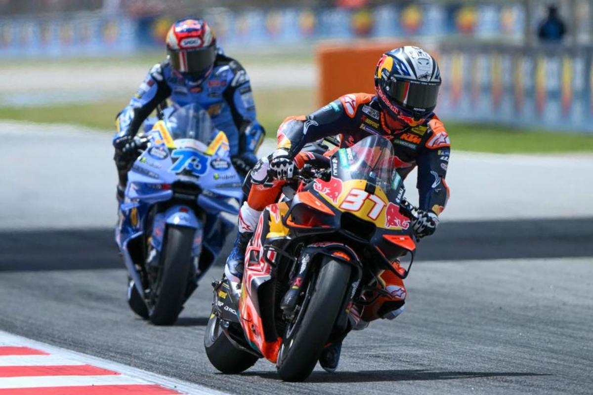Pedro Acosta (KTM) por delante de Alex Márquez (Gresini) durante el GP de Catalunya de MotoGP 2026 en Montmeló.