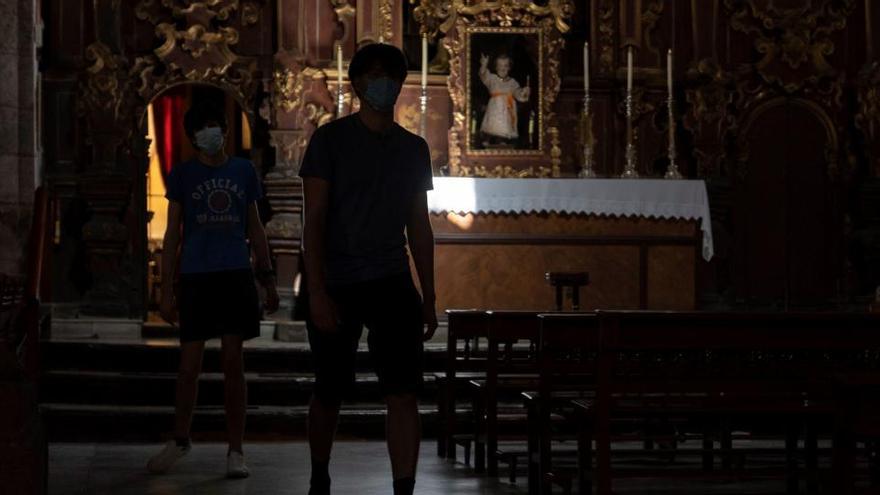 Unos jóvenes visitan a oscuras la iglesia de San Francisco en Santa Cruz de Tenerife