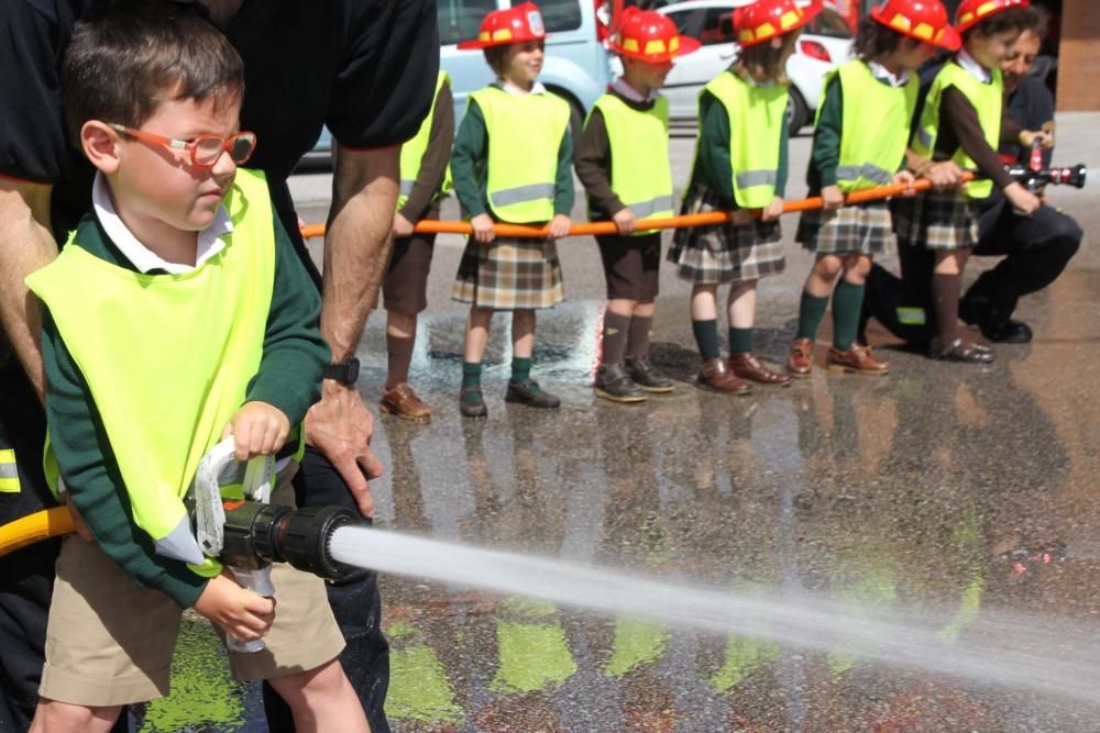 Visita de las teresianas a los bomberos