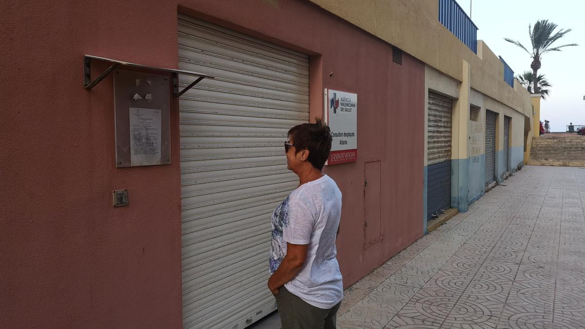 Uno de los consultorios auxiliares de Benicàssim que no pudo abrir en el verano de 2019 por falta de personal.