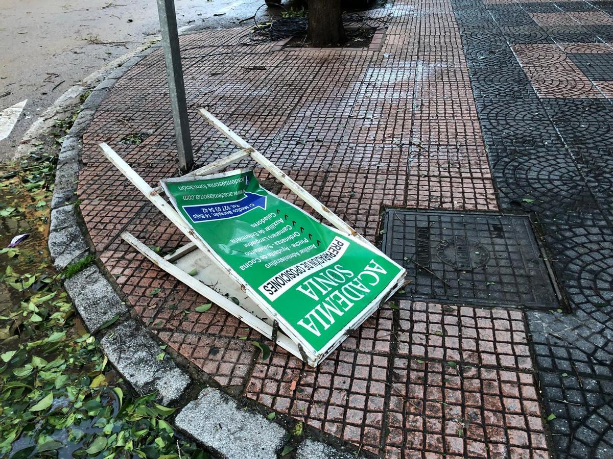 Un muro se desploma en el Instituto El Brocense