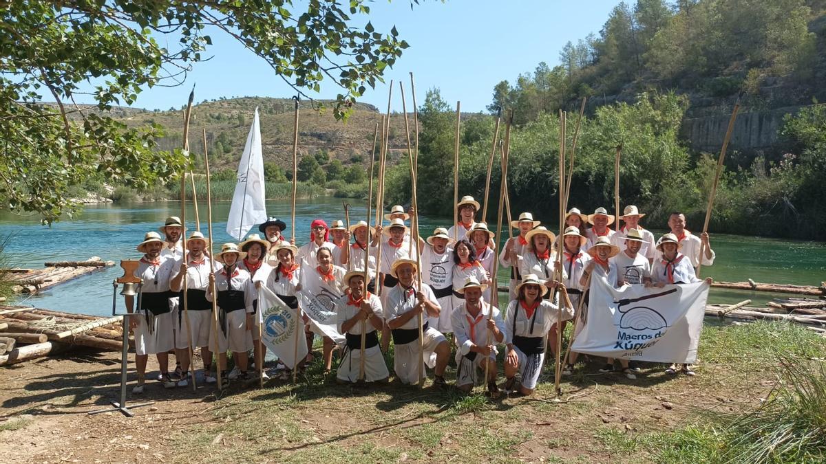 Los "maeros" que participan hoy en el traslado de troncos, esta mañana, en la salida.