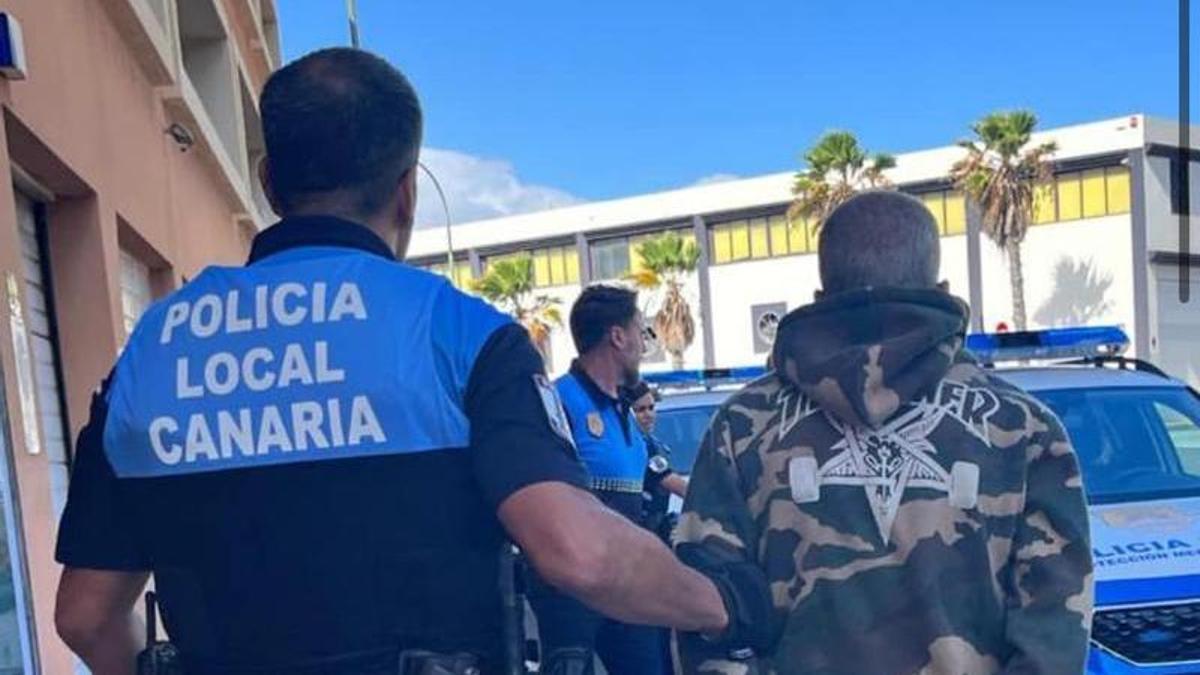 Agentes de la Policía Local con el detenido.