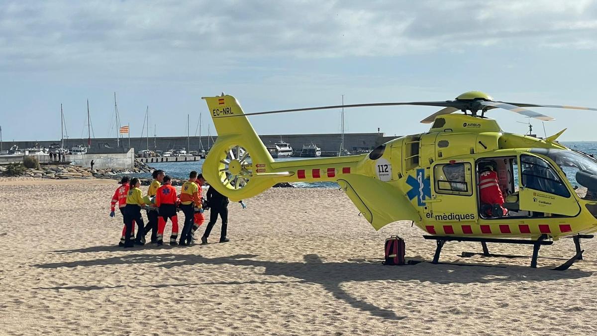 Les fotos del rescat d'una banyista a Blanes en ser arrossegada per una onada