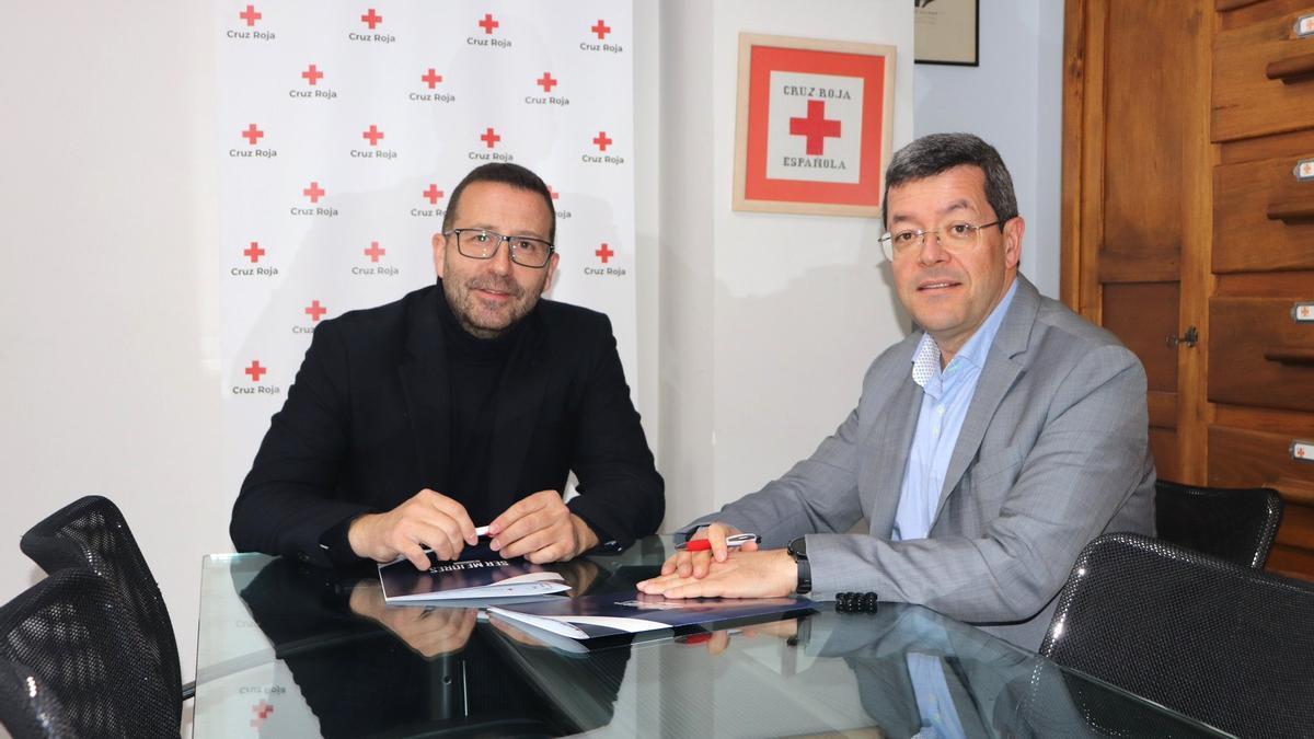 Imagen de la firma del convenio de colaboración entre BM Zamora y Cruz Roja.