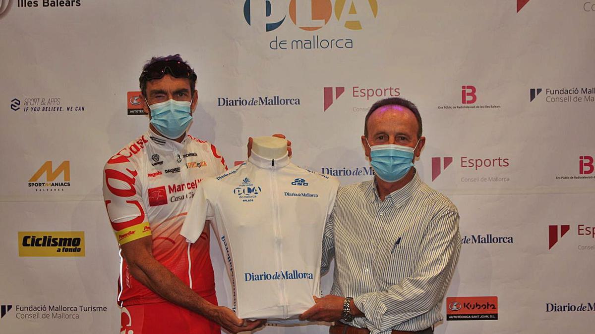 Marcel Wust y Tomeu Arbona con el maillot de Diario de Mallorca al mejor junior.