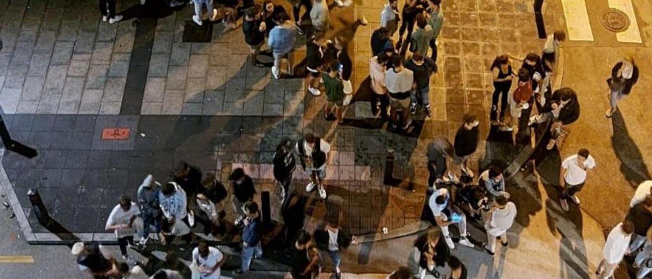 Jóvenes en la calle en la zona del Orzán, en horario nocturno. |   // L. O.