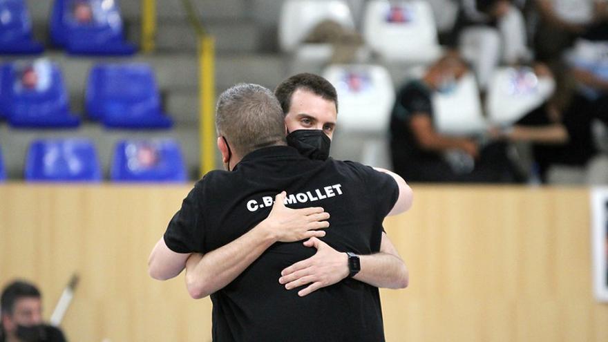 Carlos Flores, entrenador del CB Sant Antoni, recibe el consuelo del técnico del Group Mollet, tras ver frustrado el sueño del ascenso a LEB Plata.