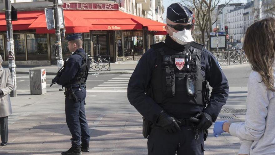 Dos policías en las calles de París.