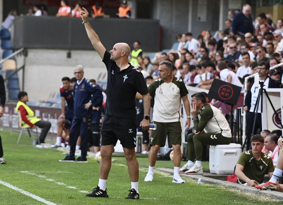 Fredi Álvarez da órdenes en Pasarón.