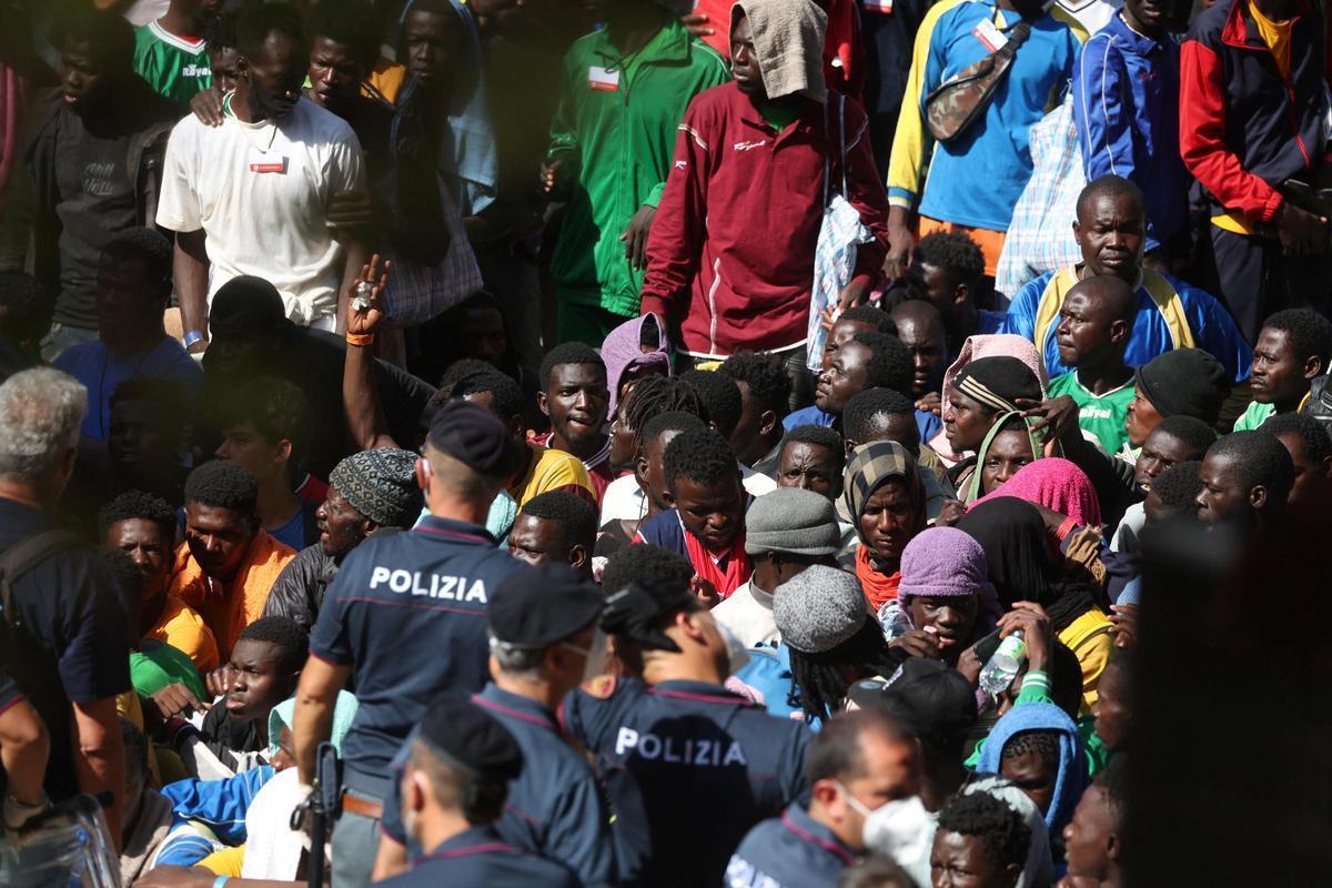 Migrants, al punt d'accés de l'illa siciliana de Lampedusa, després de la tragèdia en alta mar.